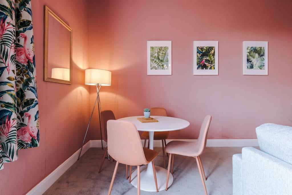 Pink Palace - Central Apartment Chester Kültér fotó