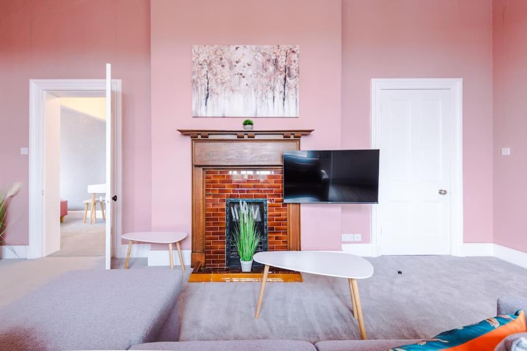 Pink Palace - Central Apartment Chester Kültér fotó
