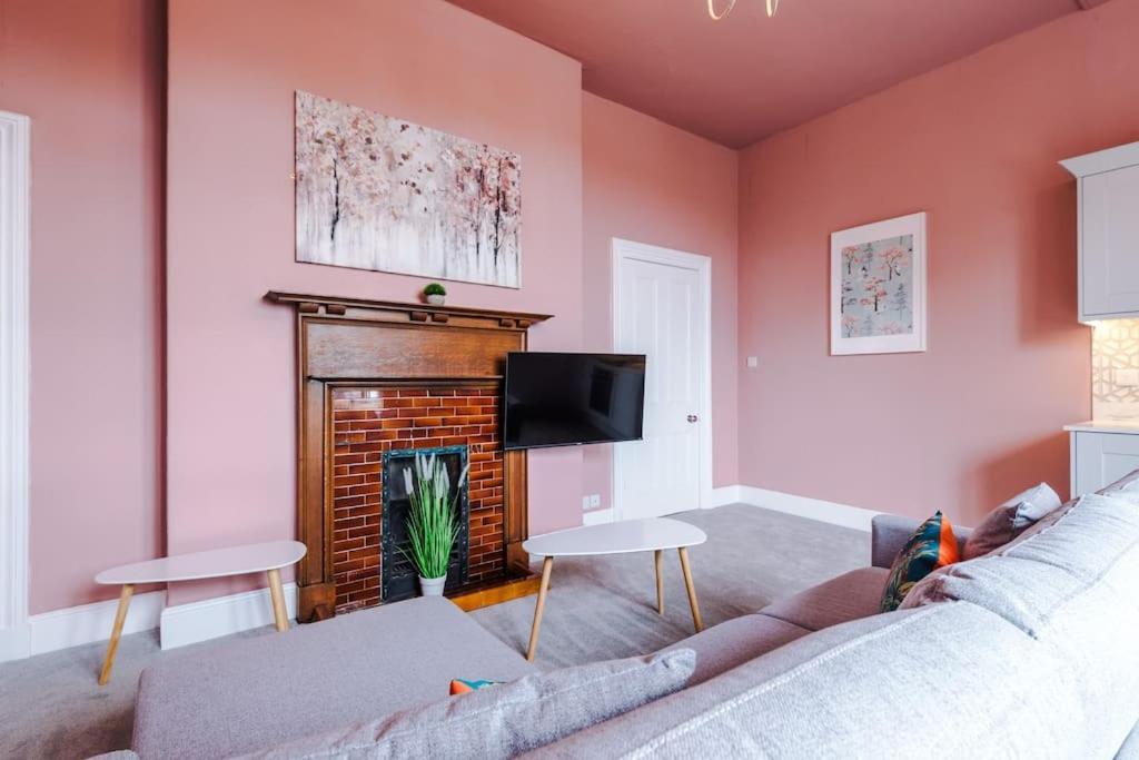 Pink Palace - Central Apartment Chester Kültér fotó