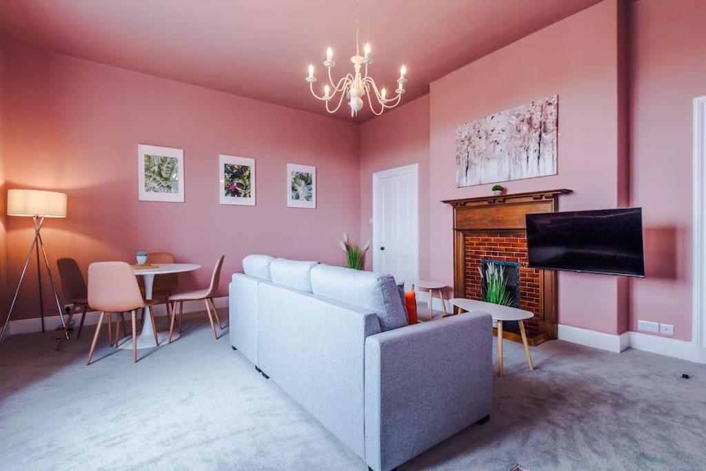 Pink Palace - Central Apartment Chester Kültér fotó