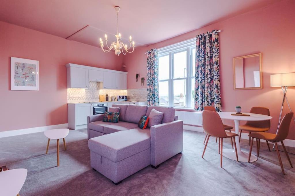 Pink Palace - Central Apartment Chester Kültér fotó