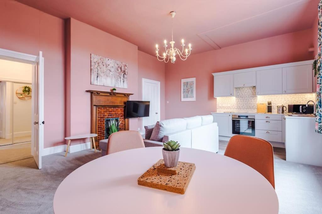 Pink Palace - Central Apartment Chester Kültér fotó