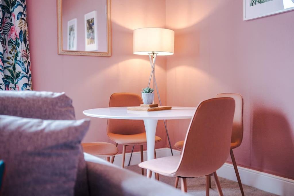 Pink Palace - Central Apartment Chester Kültér fotó