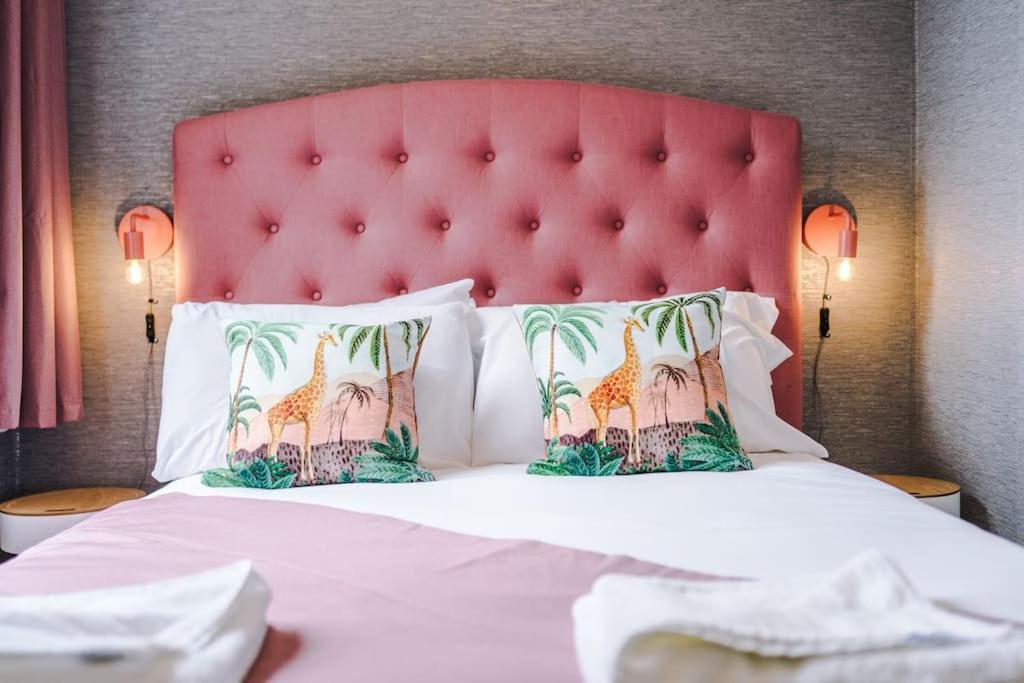 Pink Palace - Central Apartment Chester Kültér fotó