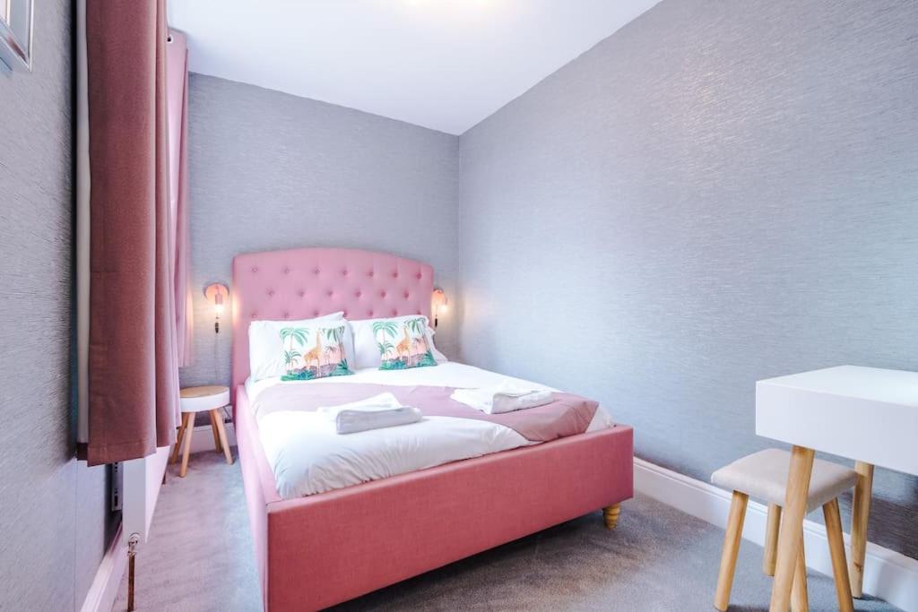 Pink Palace - Central Apartment Chester Kültér fotó