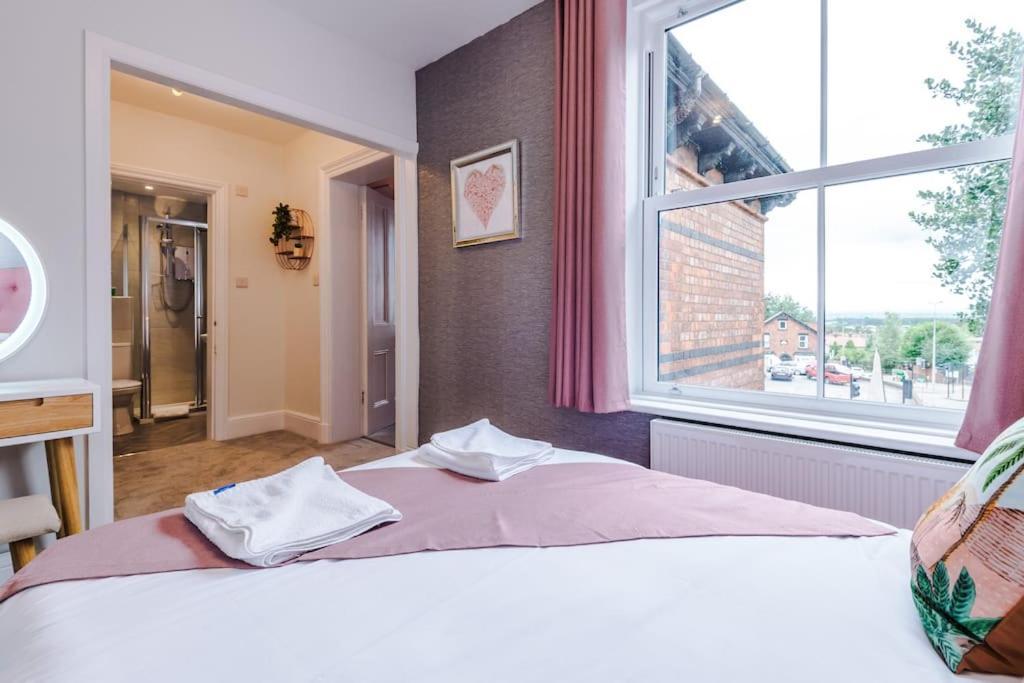 Pink Palace - Central Apartment Chester Kültér fotó
