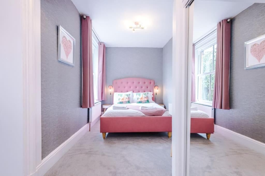 Pink Palace - Central Apartment Chester Kültér fotó